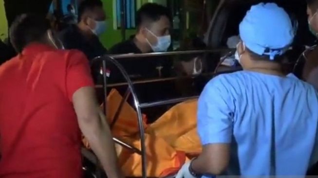 Jenasah Cai Changpan saat diautopsi tim forensik RS Kramat Jati (Foto: Antara)