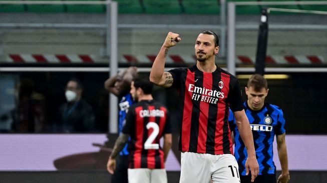 Penyerang AC Milan Zlatan Ibrahimovic merayakan golnya usai mencetak gol saat pertandingan sepak bola Serie A Italia antara Inter Milan melawan AC Milan di Stadion Giuseppe Meazza, Milan, Italia, Minggu (18/10) dini hari WIB. [Miguel MEDINA / AFP]