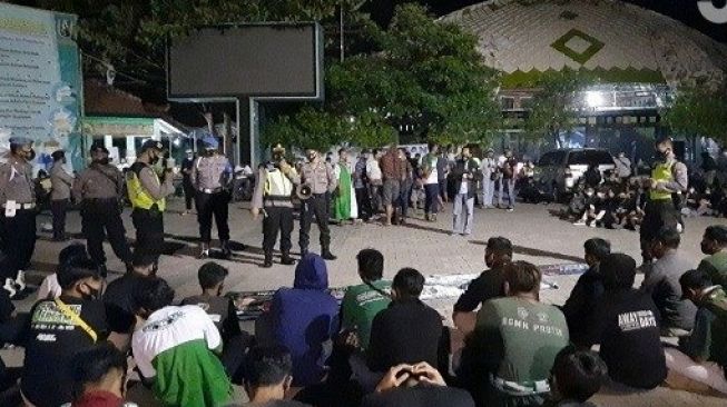 Konvoi Suporter Persatu Tuban Dibubarkan Polisi, Tapi Datang Lagi dan Lagi