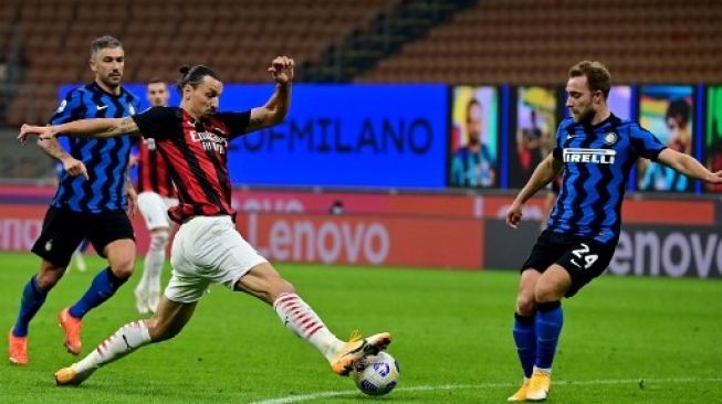 Pemain AC Milan Zlatan Ibrahimovic menjebol gawang Inter dalam laga derbi yang berlangsung di San Siro, Minggu (18/10/2020). [AFP]