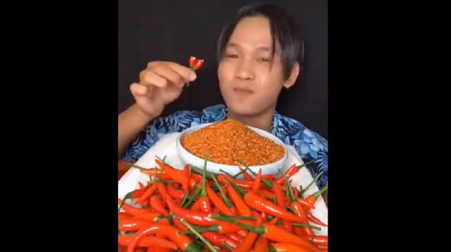 Hot! Viral Mukbang Cabai Merah, Warganet: Paginya Auto Keluar Naga Api