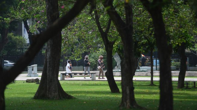 Warga beraktivitas di Taman Lapangan Banteng, Jakarta, Minggu (18/10/2020).   [ANTARA FOTO/Akbar Nugroho Gumay]
