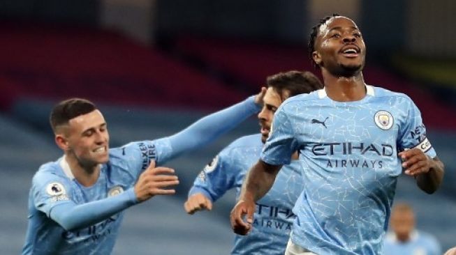 Pemain Manchester City Raheem Sterling menjebol gawang Arsenal dalam pertandingan Liga Premier Inggris yang berlangsung di Etihad Stadium, Sabtu (18/10/2020). [AFP]