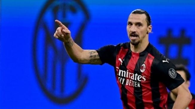 Pemain AC Milan Zlatan Ibrahimovic menjebol gawang Inter dalam laga derbi yang berlangsung di San Siro, Minggu (18/10/2020). [AFP]