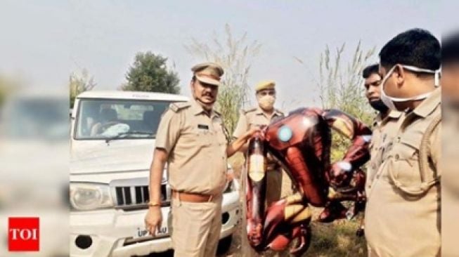 Balon iron man bikin geger desa Parsaul, India. (Facebook/The Times of India)