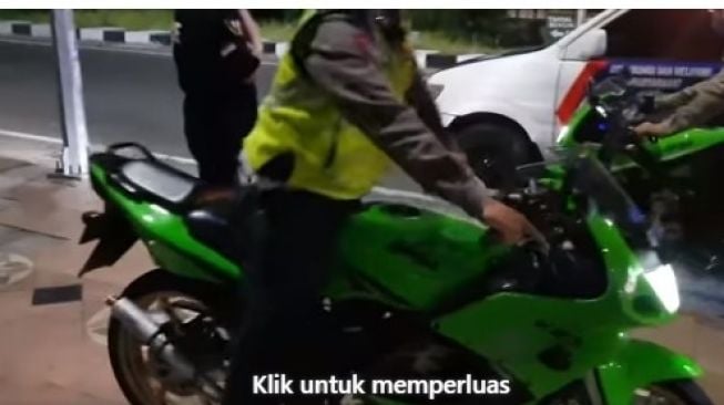 Kawasaki Ninja 2 tak ditilang polisi gara-gara suara knalpot (Facebook)