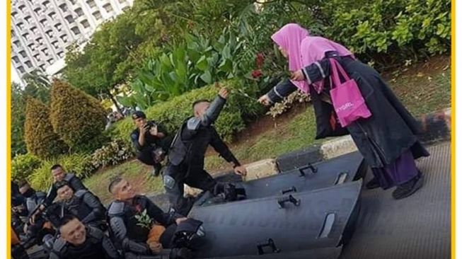 Foto Lama Ustazah Kingkin Jadi Alat Protes Kapolri Agar Membebaskannya