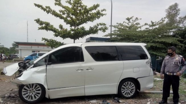 Penampakan mobil Hanafi Rais yang mengalami kerusakan akibat kecelakaan di Tol Cipali. (ANTARA/HO-Humas Polda Jawa Barat) 