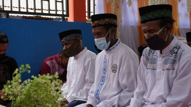 Calon pengantin pria menunggu giliran mengikuti proses Ijab Kabul di Kota Sorong, Papua Barat, Minggu (18/10/2020). [ANTARA FOTO/Olha Mulalinda]