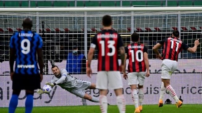 Pemain AC Milan Zlatan Ibrahimovic menjebol gawang Inter dalam laga derbi yang berlangsung di San Siro, Minggu (18/10/2020). [AFP]