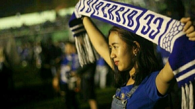 Bobotoh girls Persib Bandung, Neng Sriliana membentangkan syal Persib. [Dok. Pribadi]