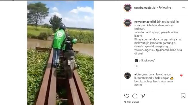 Ojol rela mendorong motor demi mengantarakan penumpang sampai tujuan (Instagram)