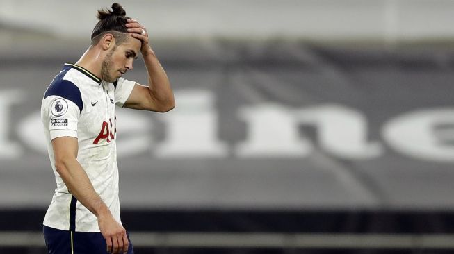 Ekspesi kekecewaan penyerang sayap Tottenham Hotspur, Gareth Bale usai laga Liga Inggris 2020/2021 kontra West Ham United yang dihelat di Tottenham Hotspur Stadium, London, Minggu (18/10/2020) malam WIB. [MATT DUNHAM / POOL / AFP]