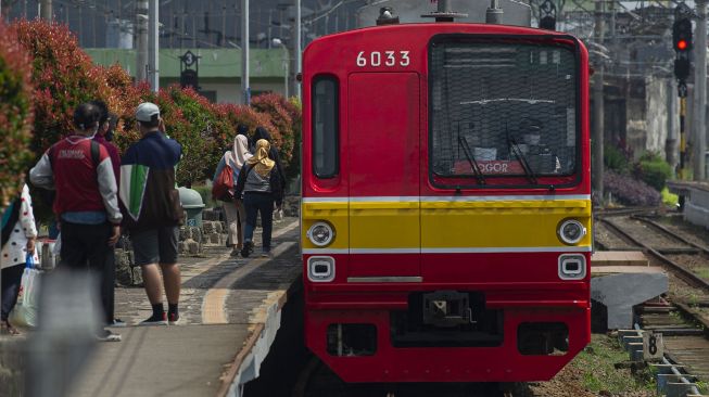 Beroperasi Sampai Dini Hari, Ini Jadwal Lengkap Keberangkatan Terakhir KRL di Malam Tahun Baru 2023