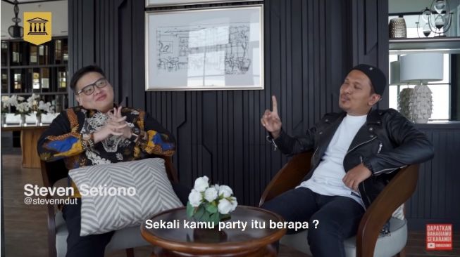 Lesehan, Crazy Rich Surabaya Bikin Duet Video Orang Kaya Nongkrong di Mal