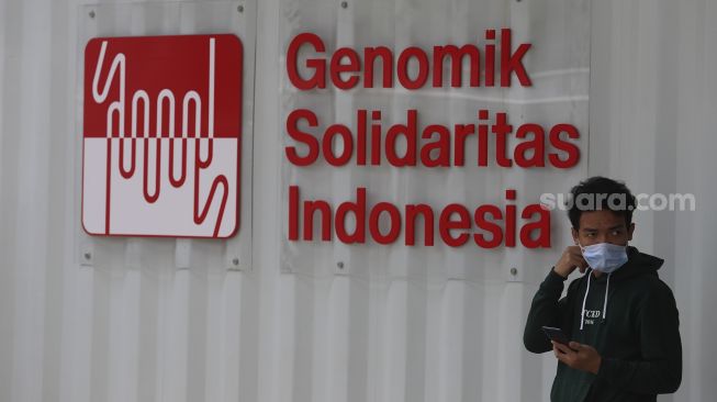 Warga mengantre untuk menjalani tes usap PCR (Swab Test) di GSI Lab (Genomik Solidaritas Indonesia Laboratorium), Cilandak, Jakarta Selatan, Senin  (19/10/2020). [Suara.com/Angga Budhiyanto]