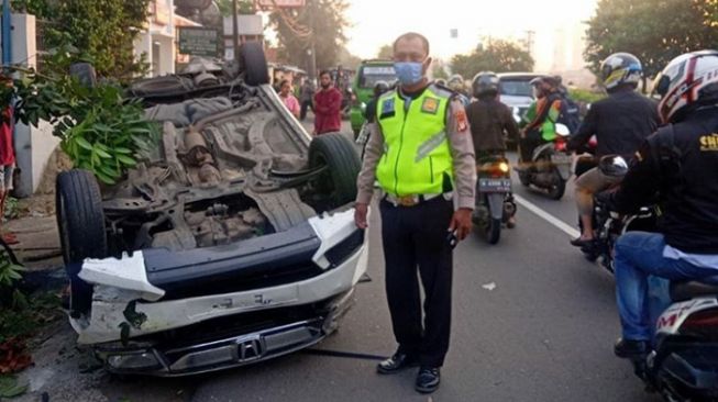 Honda Jazz Terbalik di Daan Mogot, Sopir Nyetir Oleng Tabrak Tiang Telepon