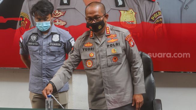 Pengungkapan barang bukti narkotika saat menggelar konferensi pers terkait kasus narkotika dengan tersangka Renald Ramadhan di Polda Metro Jaya, Jakarta Selatan, Senin (19/10). [Suara.com/Alfian Winanto]