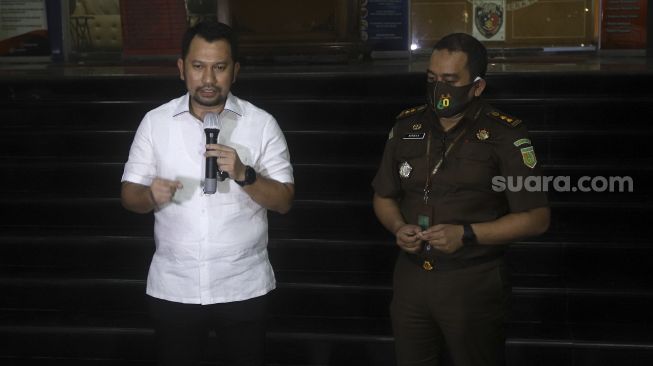 Wadirreskrimum Polda Metro Jaya AKBP Jean Calvijn Simanjuntak (kiri) didampingi Kasipenkum Kejaksaan Tinggi DKI Nirwan Nawawi memberikan keterangan kepada awak media usai pelimpahan berkas tahap dua tersangka dan barang bukti terkait kasus perusakan dan pembunuhan berencana, John Refra Kei atau John Keidi Direskrimum Polda Metro Jaya, Jakarta, Senin (19/10/2020). [Suara.com/Angga Budhiyanto]