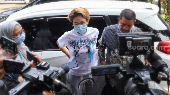 Nikita Mirzani saat ditemui awak media usai meyerahkan bukti tambahan kepada kepolisian terkait laporannya ke Pengacara Indra Tarigan di Polda Metro Jaya, Jakarta Selatan, Senin (19/10). [Suara.com/Alfian Winanto]