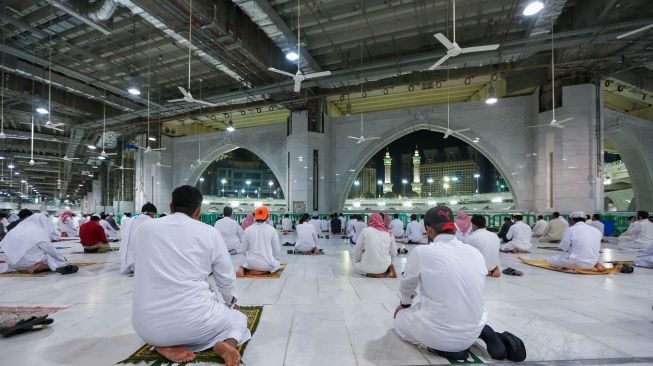 Umat Islam melaksanakan salat subuh berjamaah di Masjidil Haram di Kota suci, Mekkah (18/10/2020).  [Foto/AFP]