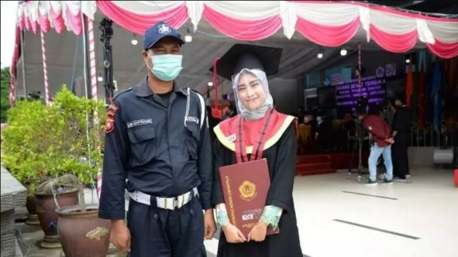 Kisah Satpam di Gorontalo Berhasil Sekolahkan Anaknya Hingga Raih Sarjana