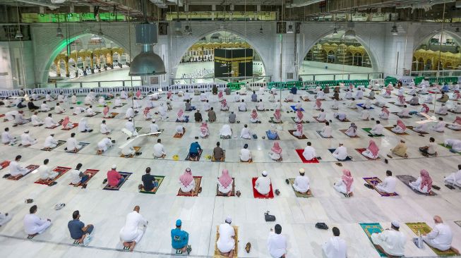 Umat Islam melaksanakan salat subuh berjamaah di Masjidil Haram di Kota suci, Mekkah (18/10/2020).  [Foto/AFP]