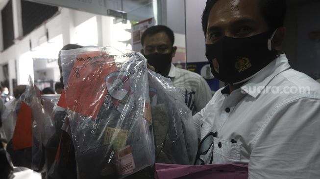 Petugas menunjukkan barang bukti saat menggelar konferensi pers terkait terpidana mati kasus narkoba Cai Changpan  di Ditresnarkoba Polda Metro Jaya, Jakarta, Senin (19/10/2020). [Suara.com/Angga Budhiyanto]