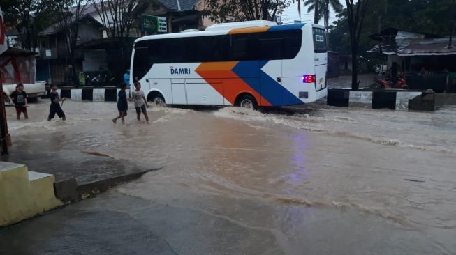 Jumat Pagi, Kota Samarinda Dikepung Banjir dan Longsor