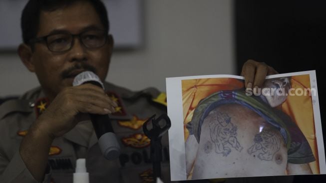 Kapolda Metro Jaya Irjen Pol Nana Sudjana menunjukkan foto terpidana mati kasus narkoba Cai Changpan saat menggelar konferensi pers di Ditresnarkoba Polda Metro Jaya, Jakarta, Senin (19/10/2020). [Suara.com/Angga Budhiyanto]
