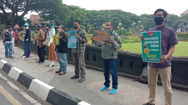 Jurnalis Malang Protes Intimidasi dan Kekerasan Polisi di Demo Omnibus Law