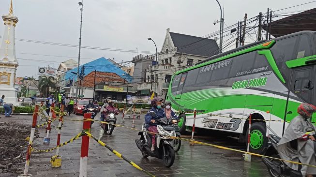 Angkut 15 Penumpang asal Mojokerto, Bus Pariwisata Ambles di Tugu Jogja