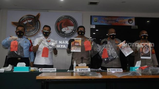 Kapolda Metro Jaya Irjen Nana Sudjana mengungkap hasil autopsi napi yang kabur dari Lapas Klas 1 Tangerang, Cai Changpan alias Cai Ji Fan, di Mapolda Metro Jaya, Senin (19/10/2020). [Suara.com/Angga Budhiyanto]