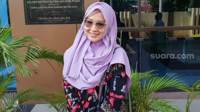 Okie Agustina saat ditemui usai membuat perjanjian damai dengan travel umrah PT. Hidayatul Imam Abadi di Polres Metro Jakarta Pusat, Selasa (20/10). [Suara.com/Alfian Winanto]