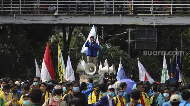 Mahasiswa yang tergabung dalam Badan Eksekutif Mahasiswa Seluruh Indonesia (BEM SI) berorasi di atas mobil komando saat melakukan aksi unjuk rasa di kawasan Patung Kuda, Jakarta, Selasa (20/10/2020). [Suara.com/Angga Budhiyanto]