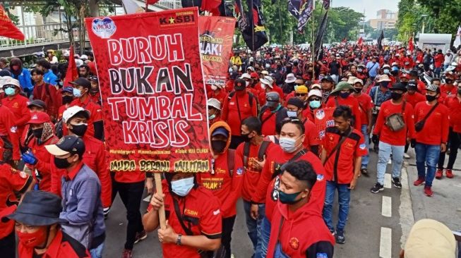 Buruh Demo Jalan Kaki, Lalin Salemba Raya Dialihkan Lewat Jalur Busway