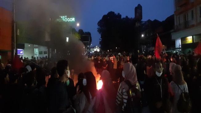 Demo mahasiswa di depan Istana Bogor (Suara.com/Andi)