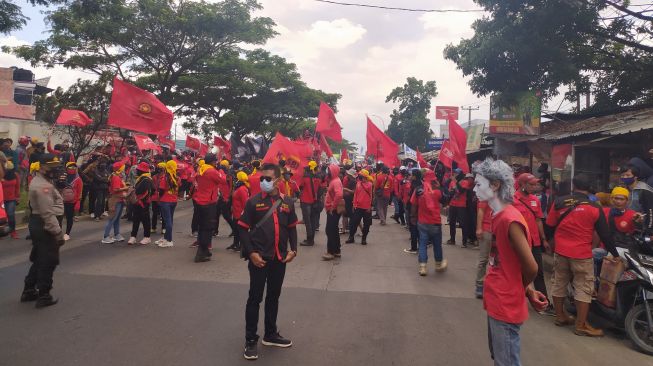 Ribuan Buruh Coba Blokade Pintu Tol Cileunyi