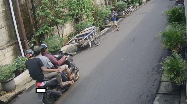 Detik-detik 3 pemuda naik Yamaha NMAX rampas HP bocah di jalan (Facebook)