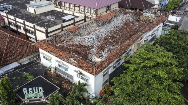 Foto udara atap RSUD Kabupaten Ciamis yang ambruk, Jawa Barat, Selasa (20/10/2020). [ANTARA FOTO/Adeng Bustomi]