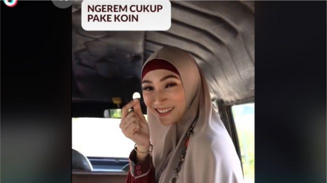 Kocak, cewek ini pamer fitur canggih mobil sultan, tapi endingnya ngeselin. Foto: TikTok