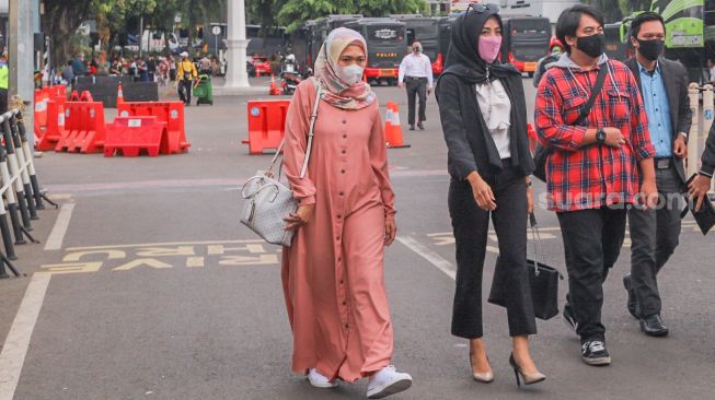 Atin, Istri pertama suami Nita Thalia, Nurdin Rudithya saat datang untuk melaporkan Adik Nita Thalia, Seny Amelia dengan dugaan pencemaran nama baik di Polda Metro Jaya, Jakarta Selatan, Selasa (20/10). [Suara.com/Alfian Winanto] 