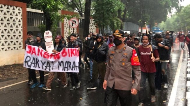 Wakapolres Metro Jakarta Selatan AKBP Agustinus Agus Rahmanto (kanan) saat mengawal massa aksi mahasiswa membubarkan diri usai demo UU Cipta Kerja di kolong flyover Kuningan, Jakarta Selatan, Jumat (16/10/2020). [Ist]