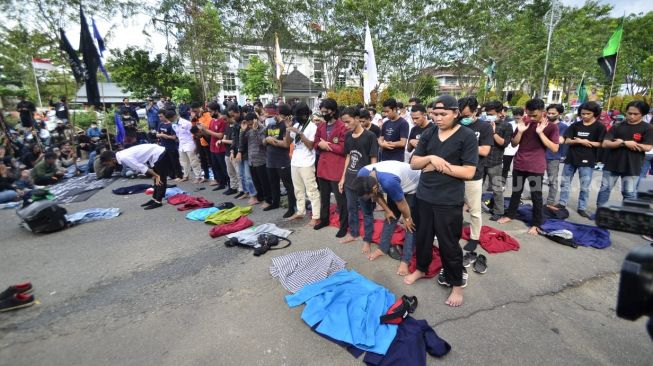 Mahasiswa Kalbar salat jamaah sebelum demo. (Suara.com/Eko Susanto)