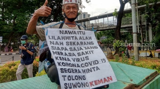 Aksi Protes Kakek Suwono Keman di Tengah Massa Buruh-Mahasiswa Dekat Istana