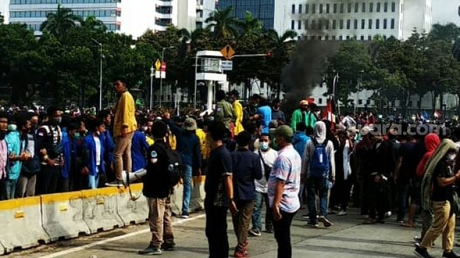 Massa Tak Beralmamater Dekati Barisan Mahasiswa, Orator: Hati-hati Penyusup