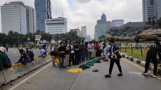 Gunakan Jalur Busway, Begini saat Para Pendemo Zuhur Berjemaah Dekat Istana