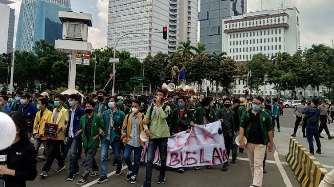 Tiba di Patung Kuda, Massa Aksi dari BEM SI Gelar Salat Zuhur