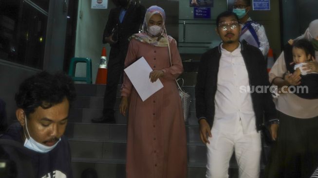 Atin, Istri pertama suami Nita Thalia, Nurdin Rudithya usai melaporkan Adik Nita Thalia, Seny Amelia dengan dugaan pencemaran nama baik di Polda Metro Jaya, Jakarta Selatan, Selasa (20/10). [Suara.com/Alfian Winanto]