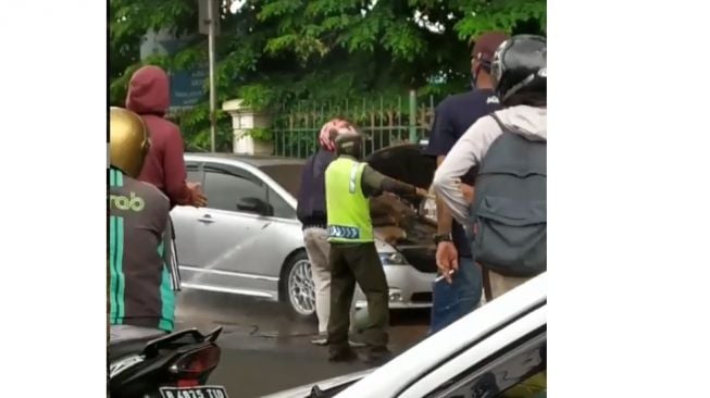 Geger Honda Odyssey Terbakar, Truk Molen Jadi Penyelamat